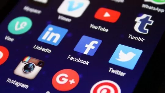 Comment gagner ta vie avec les réseaux sociaux sans te planter ?