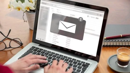 Logiciel d’emailing avec IA : usages, choix et limites en 2026