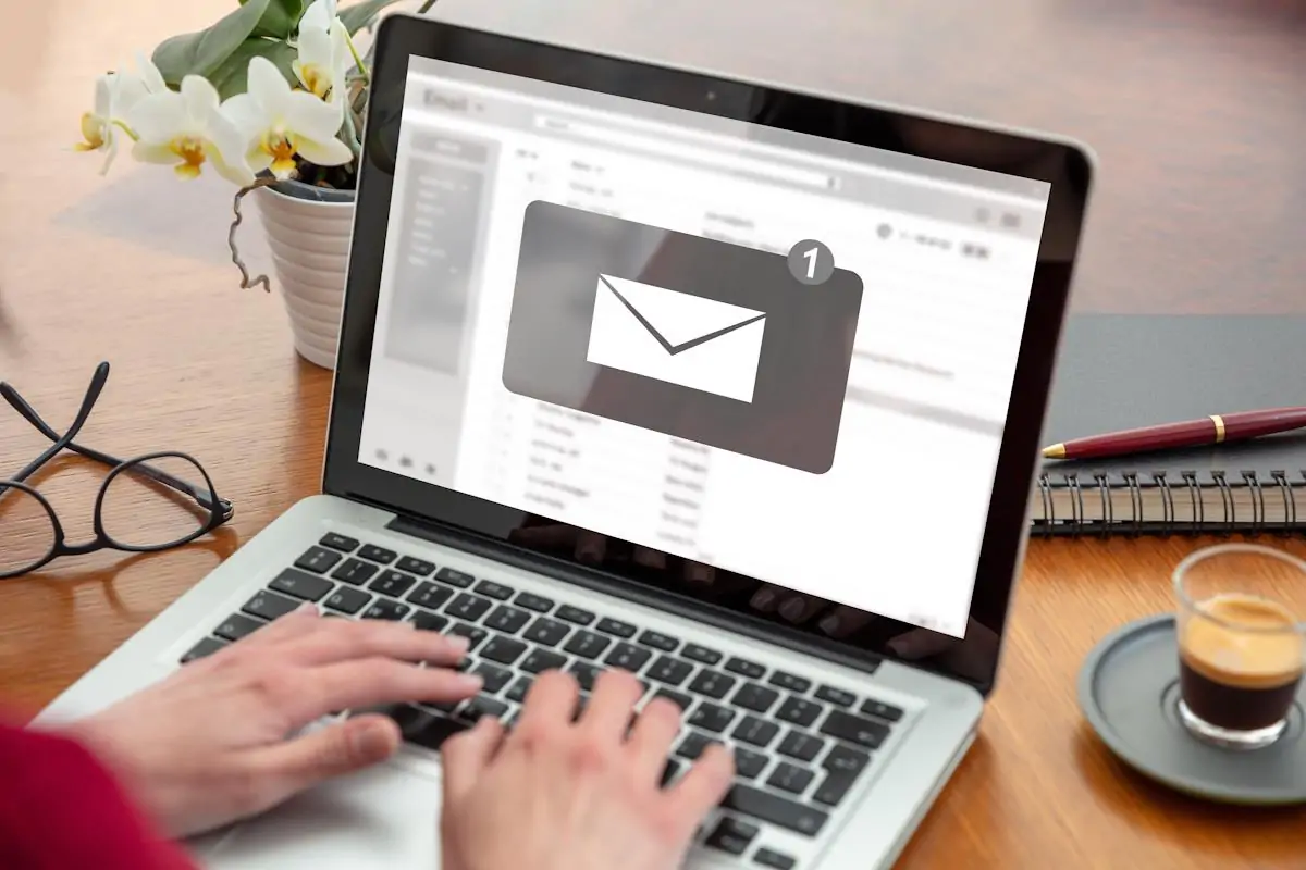 Logiciel d’emailing avec IA : usages, choix et limites en 2026