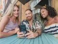 Divers Amis Utilisant Un Smartphone Dans Un Cafe De Rue